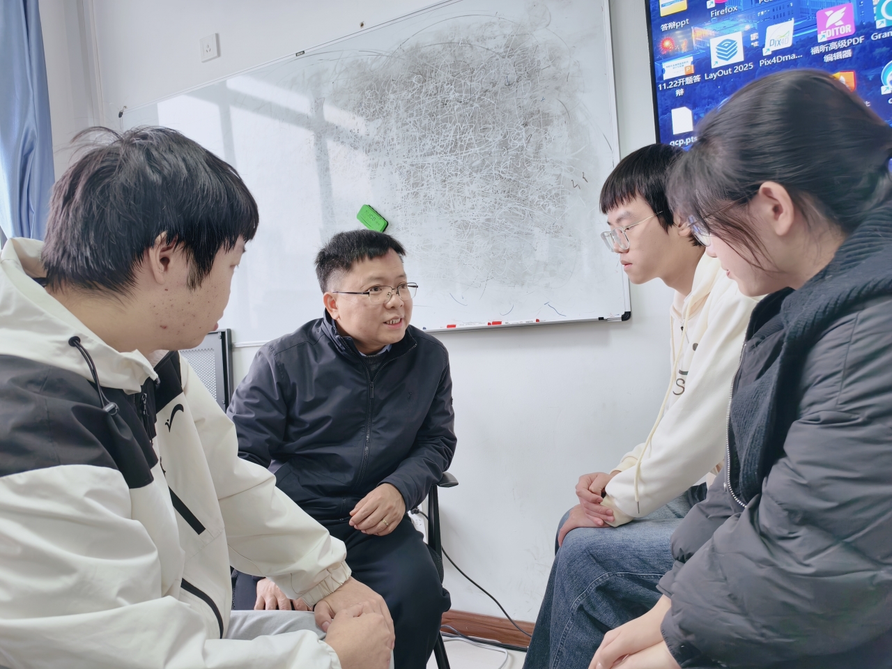 周纪与本科生交流.jpg