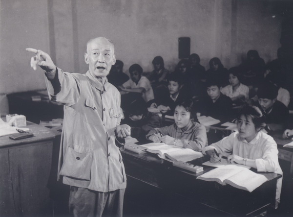 陈湖教授为文革后首届大学生上课（1977年）.jpg
