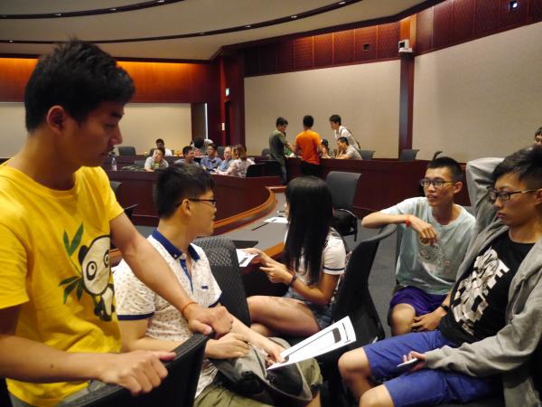 图5：在耶鲁新加坡国立学院APP设计课上小组讨论.JPG