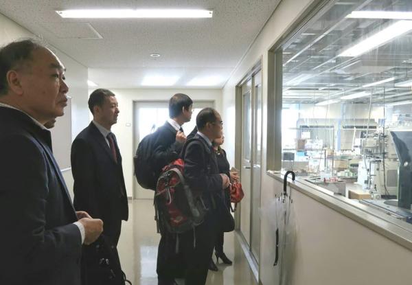 代表团参观东京工业大学松澤·岡田实验室.jpg