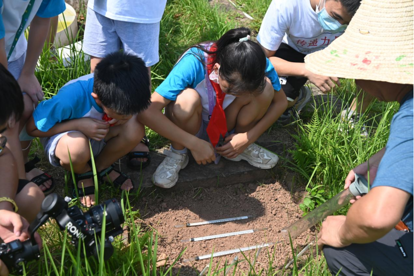 图为孩子们在遂宁水土保持实验站了解观测仪器的使用。中国青年网通讯员 杨紫艺 摄.png