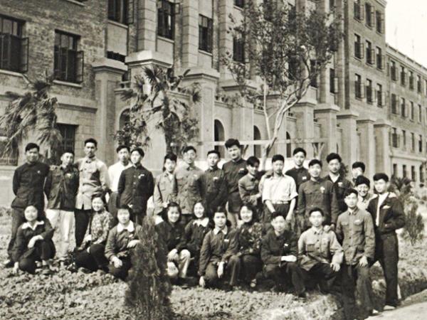 吴诗其 1956年10月，5640班在主楼前的集体照.jpg