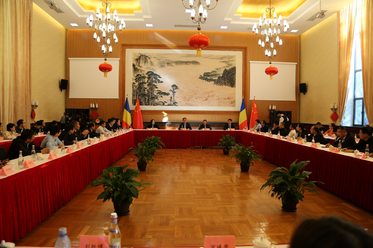 中国驻罗马尼亚大使馆韩春霖大使与代表团座谈.jpg