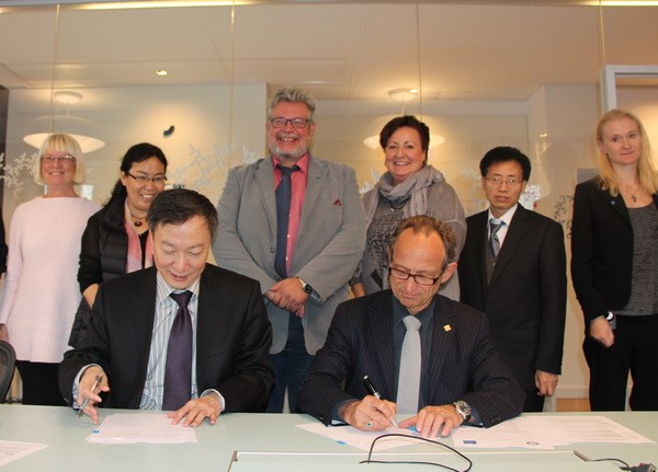 2014年11月，李言荣校长访问瑞典皇家理工学院，两校签署合作协议。.jpg