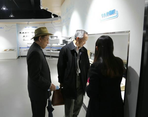 幸多、李硕彦教授参观电子科技博物馆.jpg