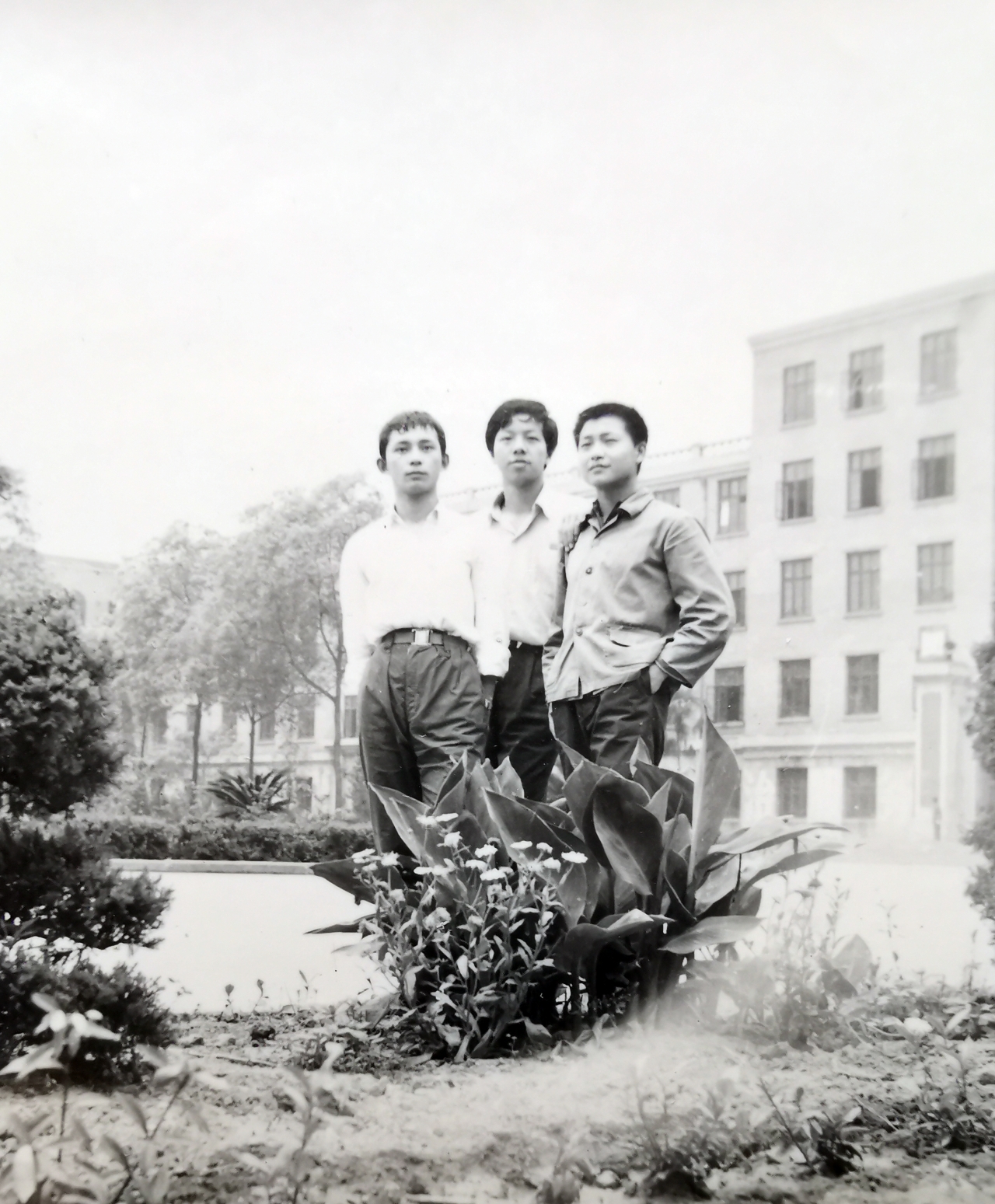 02-吴明曦（右一）在电子科技大学沙河校区主楼前留影.jpg